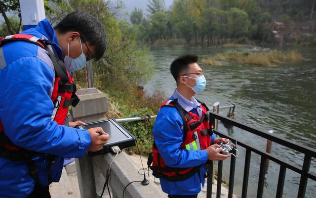 郭新与刘晏涛正在测流。新京报记者郑新洽摄