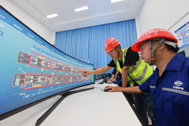 建设者通过大数据平台进行高速路开通前调试监测