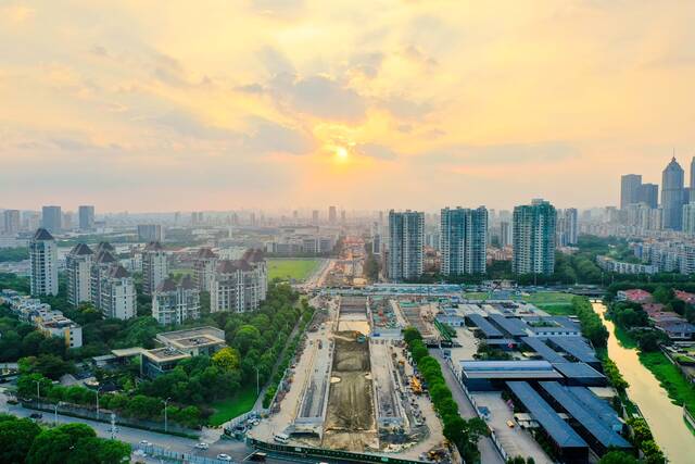 夕阳下的金鸡湖隧道