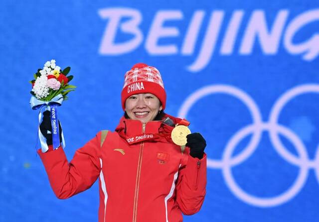 ▲2月15日，徐梦桃在北京冬奥会自由式滑雪女子空中技巧奖牌颁发仪式上。图/新华社