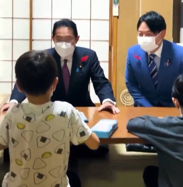 岸田与儿童交谈时不停用手指敲桌子，引日网民反感：“真受不了”