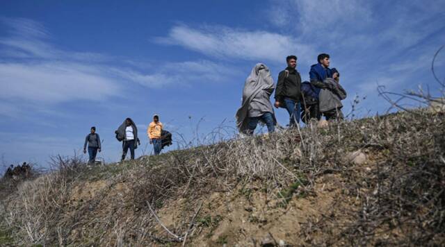 行走在希土边境埃夫罗斯河岸的难民。图源：france24