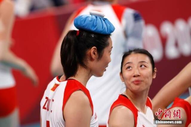 资料图：东京奥运会期间，中国队球员朱婷在比赛间隙。中新社记者韩海丹摄