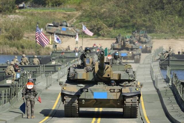 韩美出动陆空多型装备联合举行渡河军演