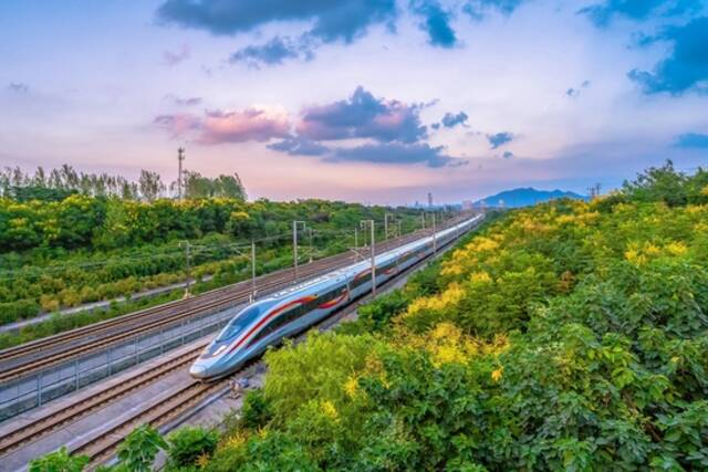 △“复兴号”动车组列车在京沪高铁江苏镇江段飞驰而过。