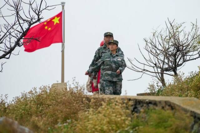 10月16日，在江苏省连云港市灌云县开山岛，王仕花（前）、轮值民兵和江苏电力开山岛党员服务队队员在岛上巡逻。新华社记者李博摄