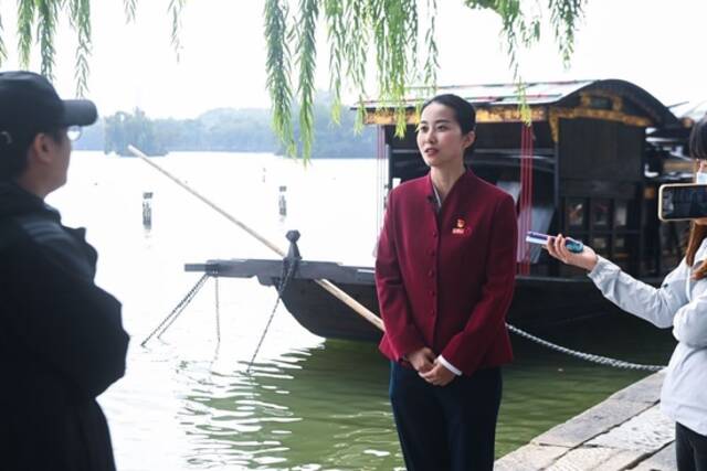 10月16日，在浙江省嘉兴市，南湖革命纪念馆讲解员张一在接受采访。新华社记者徐昱摄