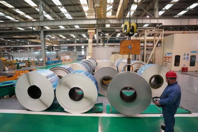 中国宝武山西太钢不锈钢精密带钢有限公司生产车间一角（10月16日摄）。新华社记者詹彦摄