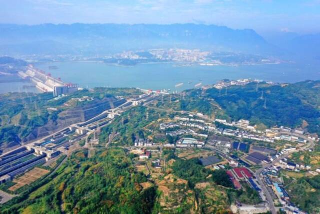 这是位于三峡工程大坝坝头北岸的湖北省宜昌市夷陵区太平溪镇许家冲村（10月16日摄，无人机照片）。新华社发（张国荣摄）