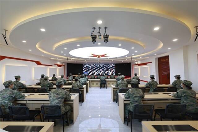 10月16日，中部战区陆军第82集团军某旅官兵收看中国共产党第二十次全国代表大会开幕会。新华社发（徐超摄）