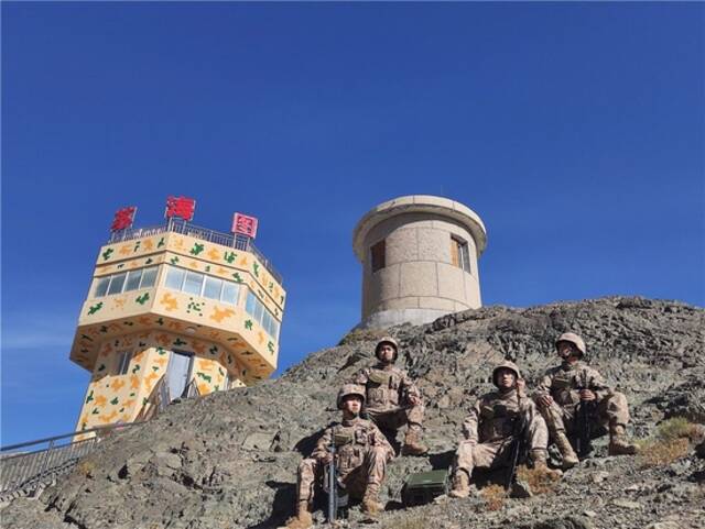 10月16日，新疆军区苏海图哨所官兵利用广播收听中国共产党第二十次全国代表大会开幕会。新华社发（何凯航摄）