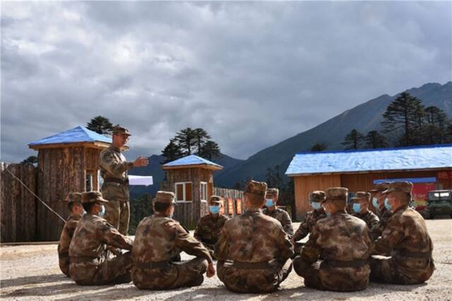 10月17日，西藏林芝军分区“墨脱戍边模范营”组织官兵学习党的二十大报告。新华社发（游毅摄）