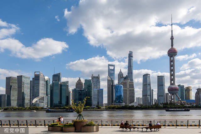 2022年10月18日，上海，虹口北外滩滨江景观平台上一些市民和游客正在观光游览，黄浦江对岸的东方明珠、上海中心大厦等地标建筑在蓝天白云映衬下，格外美丽。视觉中国图