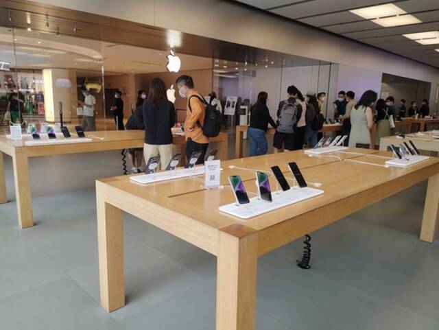 深圳Apple Store，iPhone14系列被“冷落”图源：时代财经