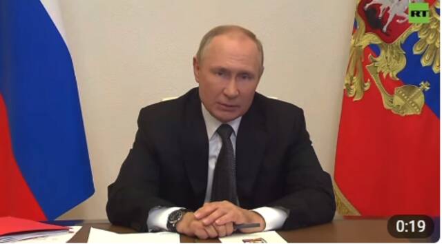 俄罗斯总统普京19日与俄联邦安全会议成员召开会议时讲话的画面，图源：RT视频截图