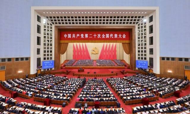 10月16日，中国共产党第二十次全国代表大会在北京人民大会堂开幕。习近平代表第十九届中央委员会向大会作报告。新华社记者岳月伟摄