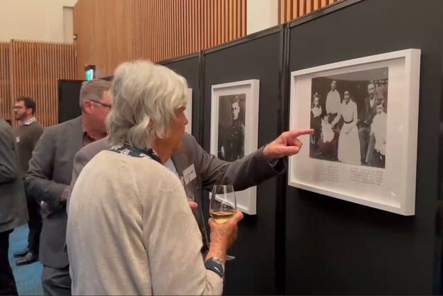 10月20日，新西兰民众观看路易·艾黎生平图片展。视频截图