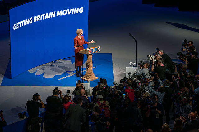 当地时间2022年10月5日，英国首相特拉斯在伯明翰国际会议中心举行的保守党年会上发表主题演讲。图/视觉中国
