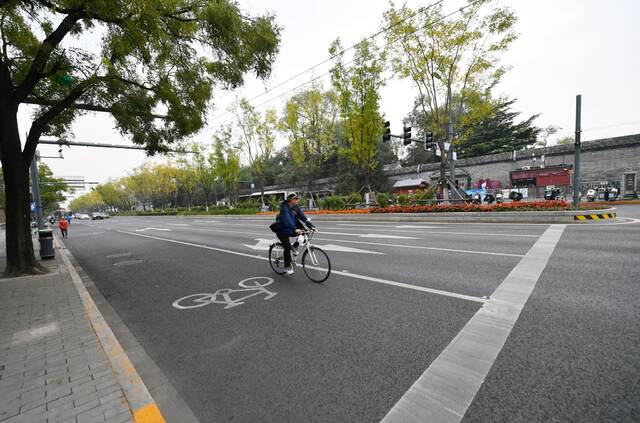 目前，平安大街已经完成慢行系统改造施工，非机动车道拓宽。新京报记者王贵彬摄