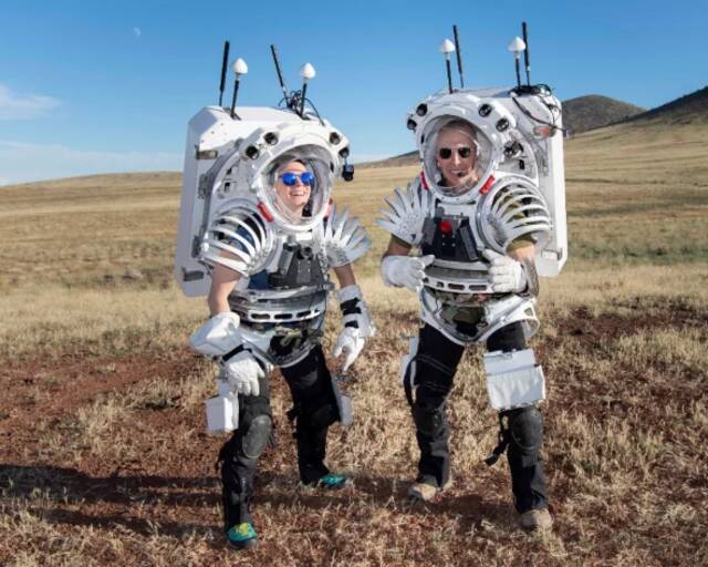 NASA宇航员在亚利桑那州模拟“月球漫步”，为未来登月做准备