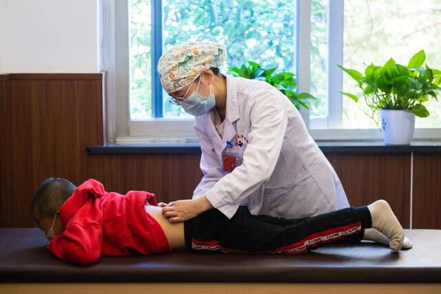 10月21日，在湖南省儿童医院，中医医师正在为儿童做推拿。新华社记者陈思汗摄