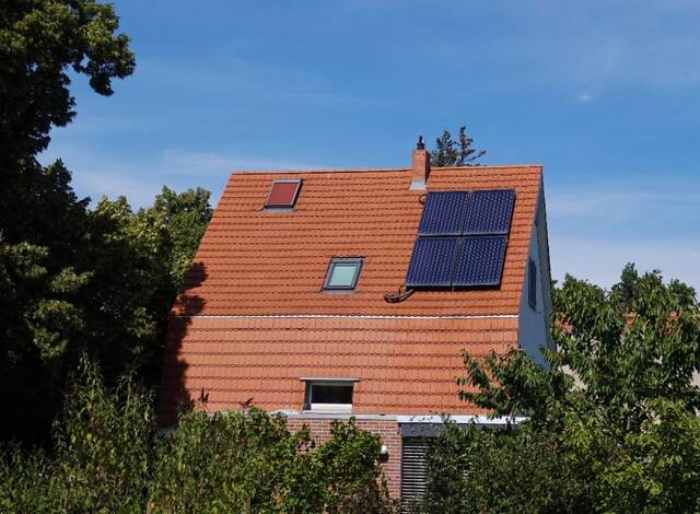 这是2022年8月3日在德国柏林拍摄的一户人家房屋上的太阳能面板。新华社记者任鹏飞摄