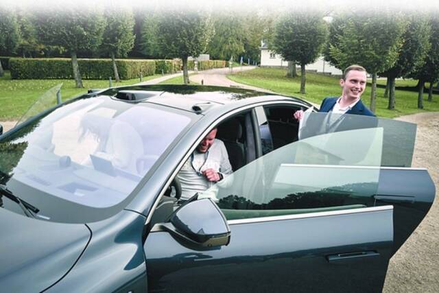 丹麦用户正在试驾中国新能源汽车。（蔚来汽车提供）