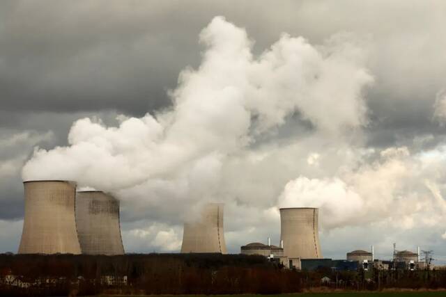 当地时间2022年2月14日，法国电力公司（EDF）核电站的四座冷却塔和反应堆。图/IC photo