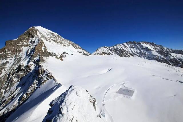 ▲2018年11月16日，一张打破吉尼斯纪录的世界最大明信片出现在瑞士少女峰下的阿莱奇冰川上，旨在唤起人们对全球气候变化的关注。图/新华社