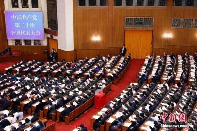 10月22日，中国共产党第二十次全国代表大会闭幕会在北京人民大会堂举行。中新社记者盛佳鹏摄