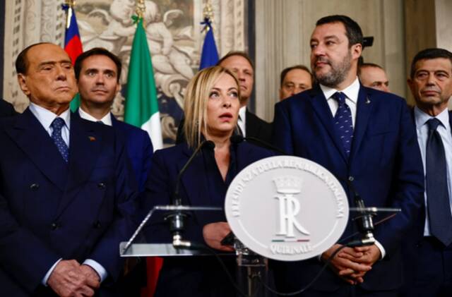 梅洛尼宣布组阁时，贝卢斯科尼与萨尔维尼分立她左右。图源：Reuters