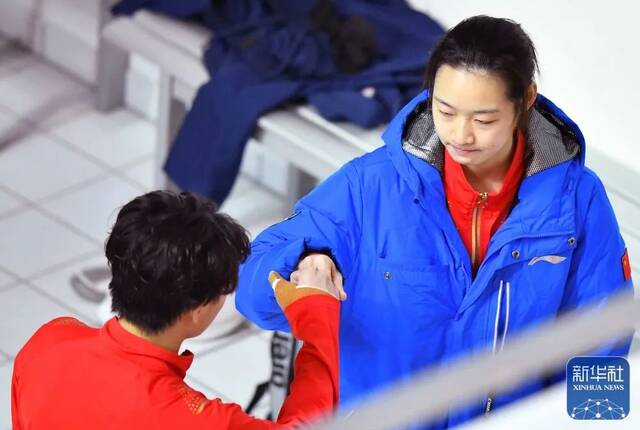 ▲陈艺文（左）与昌雅妮在比赛前相互鼓励。图源新华社