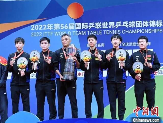 资料图：成都世乒赛团体赛国乒男团捧杯。安源摄