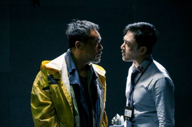 在和刘青云合作的电影《神探大战》中，林峯饰演正邪两面的方礼信