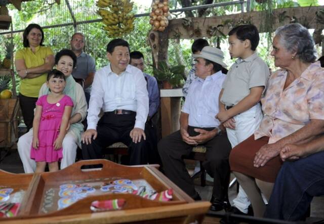 2013年6月3日，正在哥斯达黎加进行国事访问的习近平和夫人彭丽媛走访当地农户萨莫拉一家，与他们亲切交流。新华社发（张铎摄）