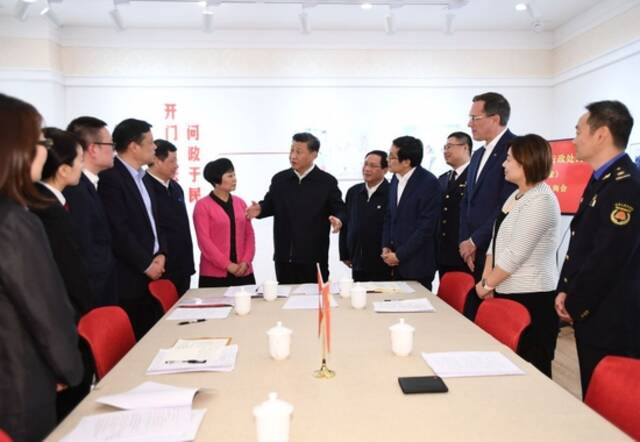 2019年11月2日，习近平在上海市长宁区虹桥街道古北市民中心，同参加法律草案意见建议征询会的中外居民亲切交谈，详细询问法律草案的意见征集工作情况。新华社记者谢环驰摄