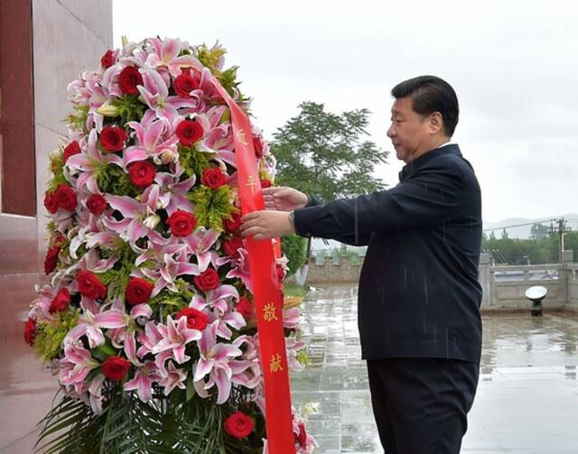 2016年7月18日，习近平在宁夏固原市西吉县将台堡向红军长征会师纪念碑敬献花篮。新华社记者李涛摄