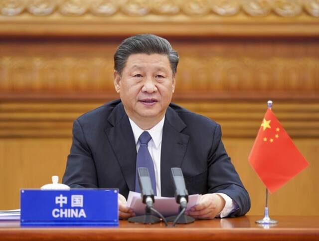 2020年3月26日，习近平在北京出席二十国集团领导人应对新冠肺炎特别峰会并发表题为《携手抗疫共克时艰》的重要讲话。新华社记者李学仁摄
