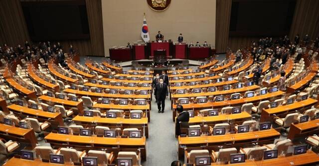 韩国在野党国会议员集体缺席尹锡悦25日进行的施政演说活动，会场空荡一片。图自韩媒