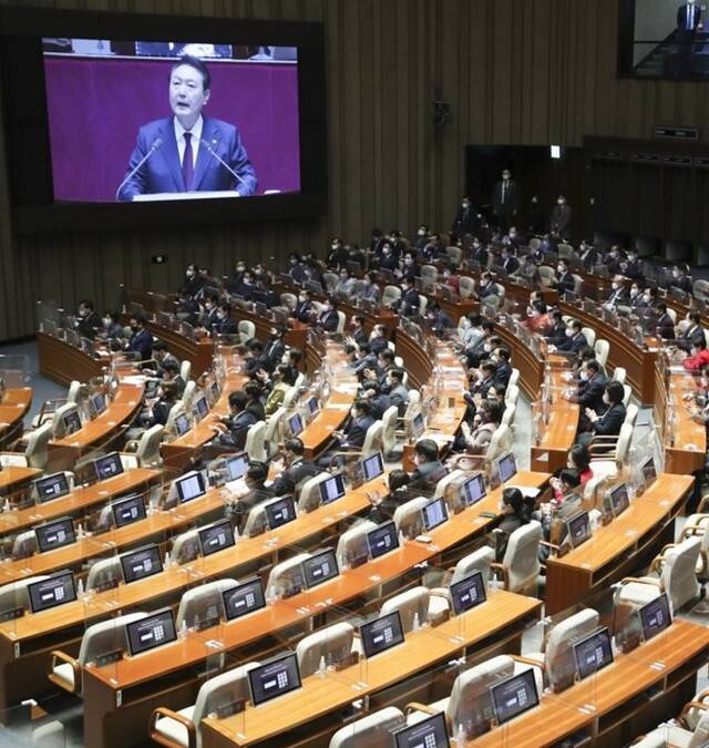 韩国在野党国会议员集体缺席尹锡悦25日进行的施政演说活动，会场空荡一片。图自韩媒