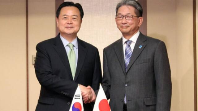 25日，韩国外交部第一次官赵贤东（图左）与日本外务省事务次官森健良（图右）在日本东京举行会谈，就强征劳工问题交换了意见。图自韩媒