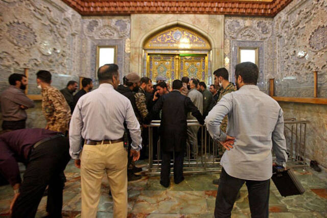 26日伊朗安全部队部署在遭袭击后的设拉子市“灯王之墓”，图自视觉中国
