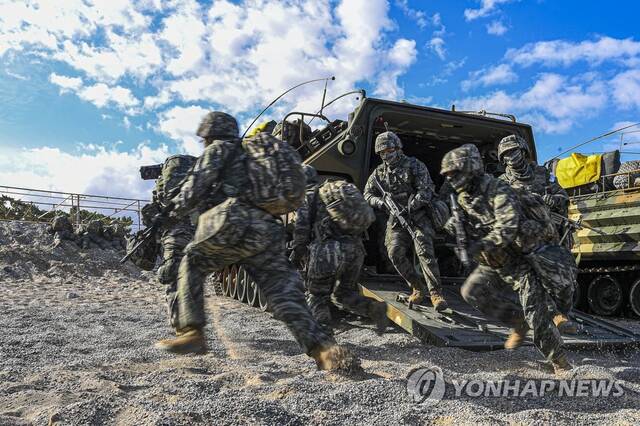 韩国海军陆战队26日在庆尚北道浦项一带进行大规模联合登陆演习图源：韩国海军陆战队司令部