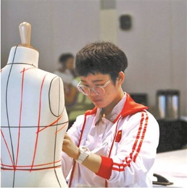 第44届世赛时装技术项目金牌获得者胡萍