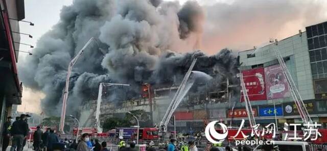南京消防：正在全力堵截金盛百货商场火势，暂未发现人员伤亡