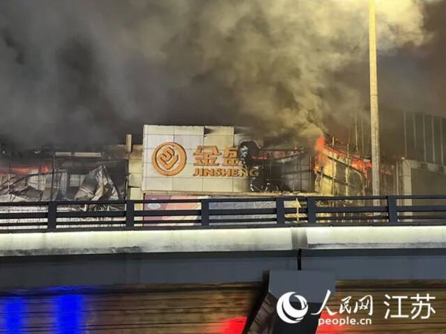 南京消防：正在全力堵截金盛百货商场火势，暂未发现人员伤亡