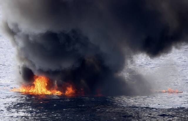 画面曝光！英皇家海军在加勒比海水域查获400公斤毒品后摧毁走私船