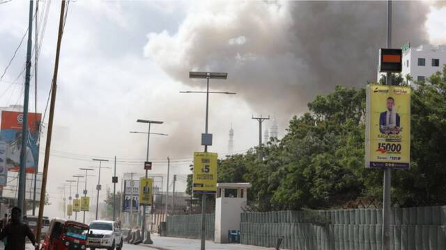 2022年10月29日，索马里教育部附近发生爆炸后，城市上空升起浓烟。图源：外媒