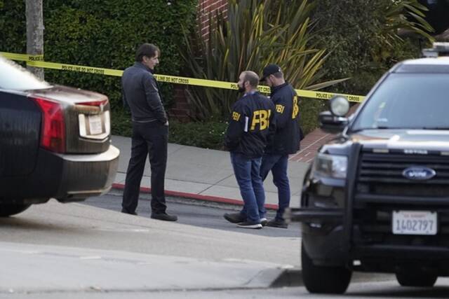 10月28日，美国加州旧金山，佩洛西寓所被袭后，执法人员进行调查。（资料图）