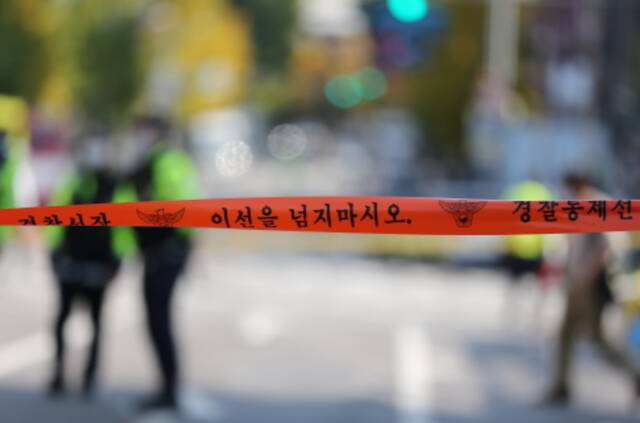 10月30日在韩国首尔踩踏事故现场拍摄的警戒线。图片来源：新华社记者王益亮摄